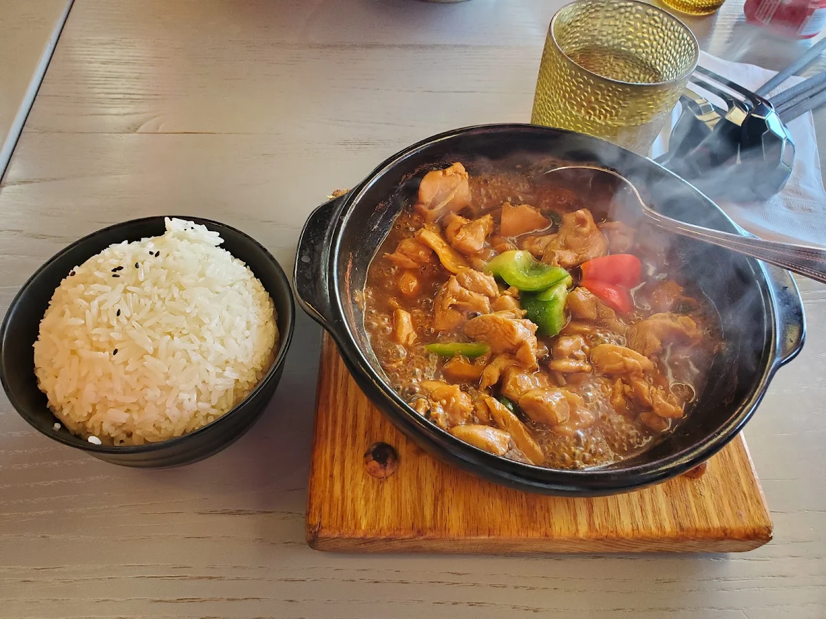 无骨黄焖鸡米饭 braised chicken with rice boneless